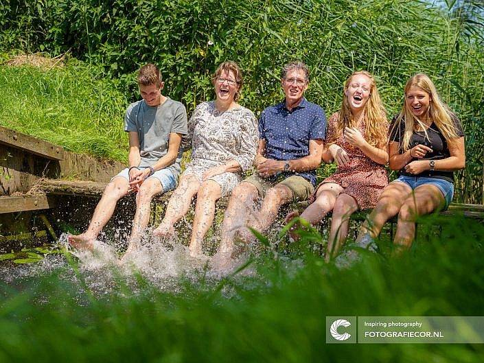 Spontane lifestyle fotoshoot met gezin met vrolijkheid & humor
