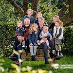 Familiefoto in eigen tuin op locatie in Putten van Opa & Oma met Kleinkinderen